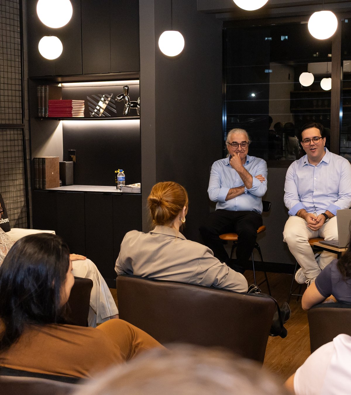 Especialistas conduzindo um encontro do Entre Donos para a sala de empresários