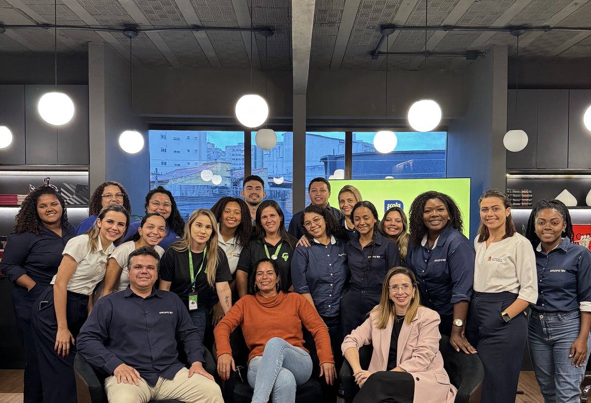 Grupo reunido em uma edição do Academy